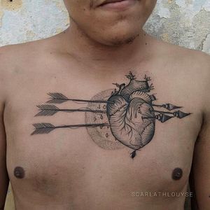 pela artista Scarlath Louyse! #ScarlathLouyse #TatuadorasBrasileiras #dotwork #pontilhismo #linework #linhas #heart #coração #flechas #darkskintattoo #pelenegra