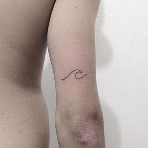 Minimalist tattoo by Jose Augusto. #microtattoo #subtle #minimalist #wave