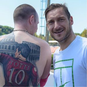AS Roma footballer Francesco Totti meets fan with HUGE backpiece! #francescototti #asroma #backpiece #football #soccer #fan