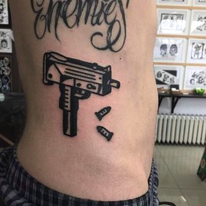 Awesome Uzi sub-machine gun tattoo. #HanShinko #blackwork #uzi #machinegun #gun