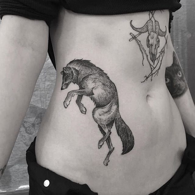 Tatuaje de lobo por Johannes Folke #ulv #blackworkwolf #blackwork #blackink #illustrative #JohannesFolke