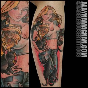 Tatuaje pin-up de Crazy Cat Lady de Alayna Magnan.  #pinup #neotradicional #AlaynaMagnan #catlady #crazycatlady