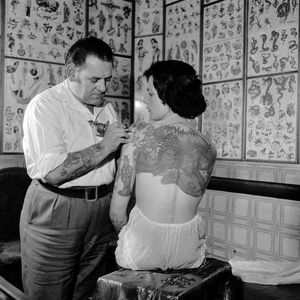 Les Skuse tattooing Pam Nash's upper arm. #BristolTattooClub #England #LesSkuse #PamNash #tattoohistory #tattoopioneer