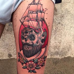 Tatuaje de calavera náutica por Victor Kludge #VictorKludge #traditional #surrealistic # skull #ship #wave #flower
