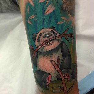 Tatuaje de panda por Henri Middlemass #panda #newschool #newschoolartist #bold #australianartist #HenriMiddlemass