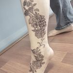 Flowers Tattoo by Eloise Entraigues #flowers #linework #blacklinework #contemporary #illustrative #EloiseEntraigues