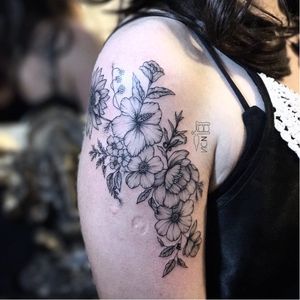 Por Vic Nascimento #VicNascimento #brasil #brazil #TatuadorasDoBrasil #brazilianartist #fineline #botanica #botanical #blackwork #flor #flower #folha #leaf #delicada #delicate