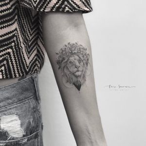 #CrizSuconic #brasil #brazil #brazilianartist #TatuadorasDoBrasil #blackwork #realismo #realism #delicate #delicada #fineline #leao #lion #flor #flower #rosa #rose #folha #leaf #triangulo #triangle