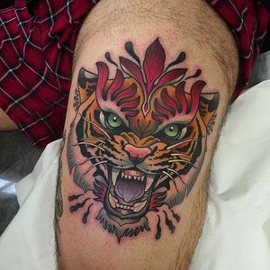 Snarling tiger tattoo. Great tattoo by Alvaro Alonso. #AlvaroAlonso #NeoTraditional #animaltattoo #MalibuTattooSpain #tiger #tigerhead