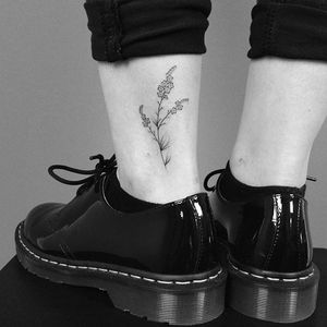 Fine line posy tattoo by Lara Maju. #LaraMaju #fineline #handpoke #germany #hamburg #posy #flower #subtle #pointillism #forgetmenot