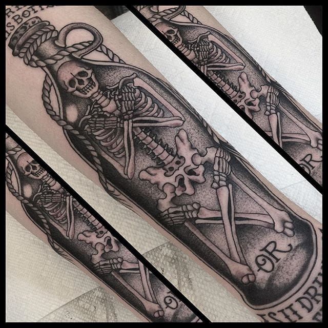 Tatuaje de esqueleto de Griffen Gurzi #skeleton #blackwork #traditionalblackwork #traditional #traditionaltattoo #oldschooltattoo #oldschooltattoos #GriffenGurzi