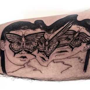 Bebés mariposa.  Tatuaje de Julian Llouve.  #JulianLlouve #linework #blackwork #portrait #distorted #butterfly #face #wings #lips #surrealistic #prangely