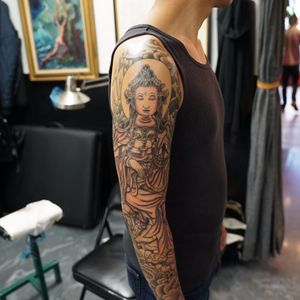 The sleeve by Yoni Zilber on Justin's right arm (IG—yonizilber). #blackandgrey #tattooeddoctor #Tibetan #Vajrasattva #YoniZilber