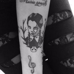 Sabe quem fez essa tattoo? Conta pra gente!  #Wandinhatattoo #WandaAddams #Wednesday #wednesdayaddams #wednesdayaddamstattoo #caveira #skull