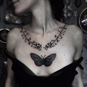 Botanical necklace tattoo by Caroline Vitelli #CarolineVitelli #blackwork #botanical #necklace