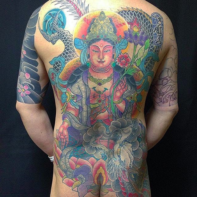 Hermoso tatuaje en la espalda de Quan Yin de Horimatsu.  #Horimatsu #Estilo japonés #Tatuaje japonés #horimono #quanyin #vestido