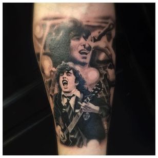 Tatuaje tributo a AC/DC negro y gris de Jens Bergstrom.  #realismo #gris negro #música #banda #ACDC #JensBergstrom