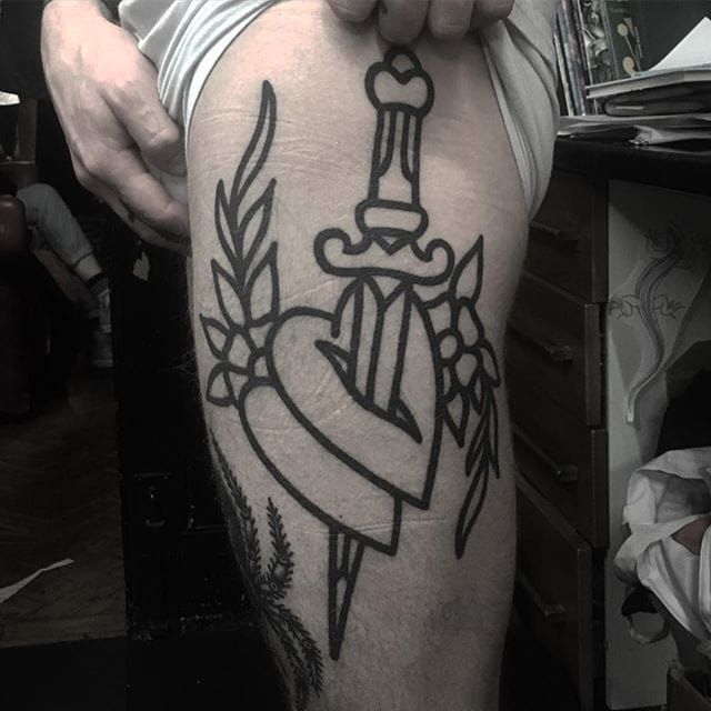Tatuaje de daga de corazón Blackwork de Matty D'Arienzo.  #MattyDArienzo #blackwork #traditional # dagger heart #heart days #linework