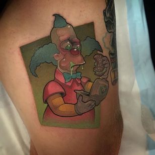 Tatuaje de Krusty el payaso por Henri Middlemass #krustytheclown #newschool #newschoolartist #bold #australianartist #HenriMiddlemess
