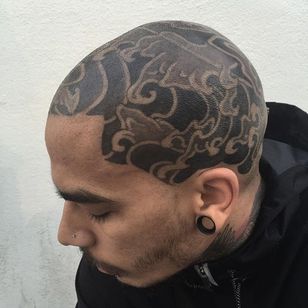 Tatuaje atrevido en cuero cabelludo negro y gris de Drew Flores.  # negro gris # cuero cabelludo # japonés # japonés tradicional #DrewFlores