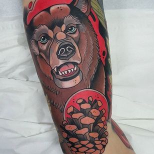 Tatuaje de oso neo tradicional por Toni Donairen #NeoTraditionalBear #NeoTraditional #BearTattoo #BearTattoo #ToniDonaire #bear