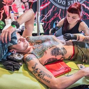 Capturing an artist at work, photo by Kamila Burzymowska #KamilaBurzymowska #poland #warsawtattooconvention #tattooartist #artist #photography