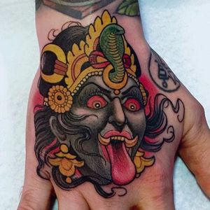 Tattoo na mão fica muito maneira! #peterlagergren #Kali #Cali #Kalitattoo #Calitattoo #hindu #hinduism #cobra #snake #naja #lingua #tongue