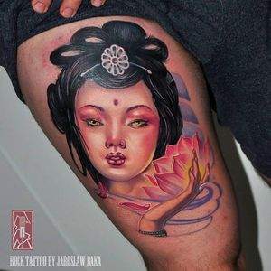 Clean and suave looking geisha holding a lotus flower, tattoo by Jaroslaw Baka. #jaroslawbaka #neojapanese #neooriental #coloredtattoo #geisha #lotus