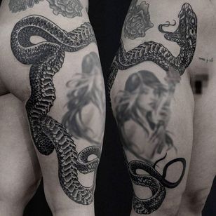 Tatuaje de serpiente por Mishla #snake #blackwork #blackworkartist #illustrative #sortillustrative #darkart #darkartist #Mishla