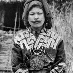 Ainu Woman of Japan, Cicra 1910. Photographer unknown. #Japanese #Tattooed #Ainu #Woman #Ainuwoman #Japan