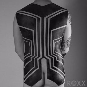 Another big one by Roxx. (Instagram: @roxx____) #largescale #blackwork #backpiece #Roxx