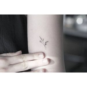 Posy tattoo by Lindsay April. #posy #flower #dotwork #pointillism #subtle #LindsayApril