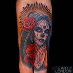 Rad looking dead girl tattoo with a couple of roses. Awesome work by London Reese. #LondonReese #diadelosmuertos #roses #rosary #theartoflondon