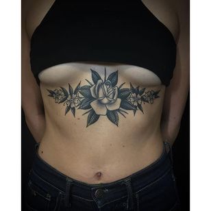 Tatuaje floral del esternón a través de @javierbetancourt #JavierBetancourt #black gray #traditional