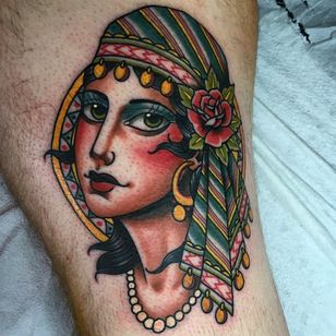 Tatuaje de una gitana sofisticada por Xam @XamTheSpaniard #Xam #XamtheSpaniard #Beautiful #Gypsy #Girl #Lady #Traditional #sevendoorstattoo #London