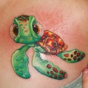 Sabe quem fez essa tatuagem? Conte pra gente nos comentários. #FindingNemo #FindingDory #ProcurandoNemo #ProcurandoDory #Squirt #colorido #colorful #turtle #tartaruga
