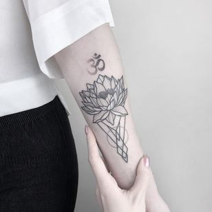 Lotus and ohm tattoo by Nastyafox #Nastyafox #AnastasiaSlutskaya #fineline #linework #illustrative #minimal #abstract #sacredgeometry #lotus #flower #ohm #om #symbol #buddhist #buddha #dotwork