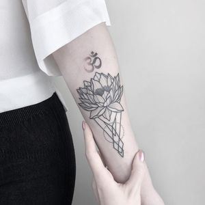 Lotus and ohm tattoo by Nastyafox #Nastyafox #AnastasiaSlutskaya #fineline #linework #illustrative #minimal #abstract #sacredgeometry #lotus #flower #ohm #om #symbol #buddhist #buddha #dotwork
