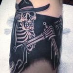 Solid skeleton tattoo with a knife. Tattoo by Simon Erl. #SimonErl #blackwork #traditionaltattoos #blacktattoos #DHARMAtattoo #Skeleton #reaper