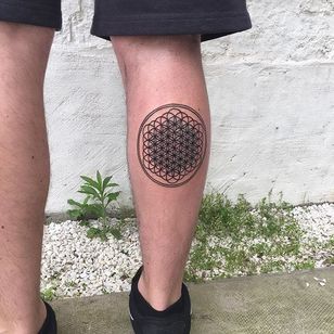 Tatuaje geométrico de Matt Stopps #blackwork #blackworkgeometric #geometric #patternwork #pattern #blackink #MattStopps