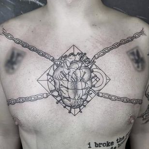 Composición de tatuaje Rad y mano de obra pura, tatuaje de corazón encadenado de Gabor Zolyomi.  #GaborZolyomi #FatumTattoo #blackwork #illustrativetattoo #corazon #cadenas #pecho
