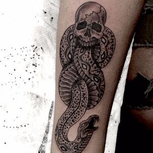 Sabe quem fez essa tattoo? Conta pra gente! #BlackWork #DarkMark #MarcaNegra #MarcaNegraTattoo #HarryPotter #HarryPotterTattoo #Skull #Snake