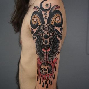 Tatuaje de cabra por Giacomo Sei Dita