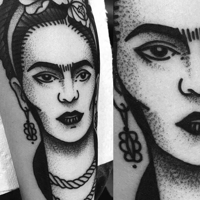 Tatuaje radical de Frida Kahlo realizado por Macarena Sepulveda.  #MacarenaSepulveda #FRIDA #blackwork #fridakahlo #portrait