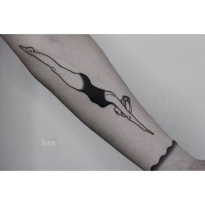 Diver tattoo by Ilya Brezinski. #IlyaBrezinski #blackwork #diver #swimmer #swimming #swim #woman #weightlifter #olympian #sports #olympics