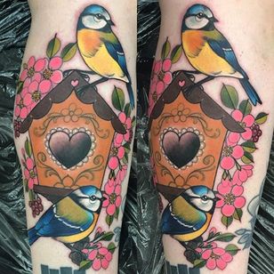 Dos pajaritos disfrutan de su pajarera.  Tatuaje de Charlotte Timmons.  # pájaros #flores # casa para pájaros #neotraditional #CharlotteTimmons