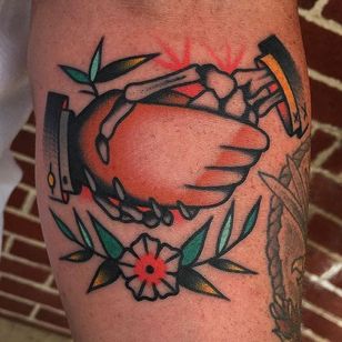 Tatuaje de apretón de manos por Alex Zampirri
