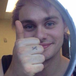 Michael gives a thumb up and shows off his ‘X’ tattoo. #band #5secondsofsummer #music #tattooedcelebrity #Xtattoo #fingertattoo
