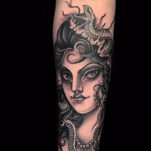 Lady of the snakes by Claudia De Sabe #ClaudiadeSabe #neotraditional #Japanese #mashup #ladyhead #lady #portrait #snake #reptile #jewelry #fire #scales #animal #pearls #nature #tattoooftheday