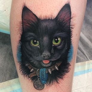 Un tatuaje de gato travieso de Crispy Lennox.  #gato #neotradicional #estilorealismo #CrispyLennox